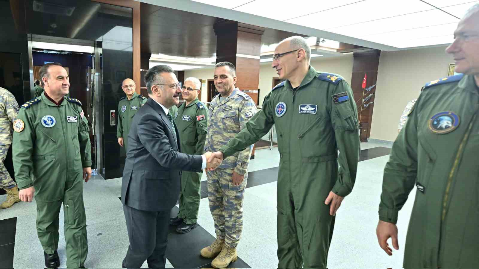 Vali Hüseyin Aksoy’dan Muharip Hava Kuvveti Komutanlığı’na veda ziyareti