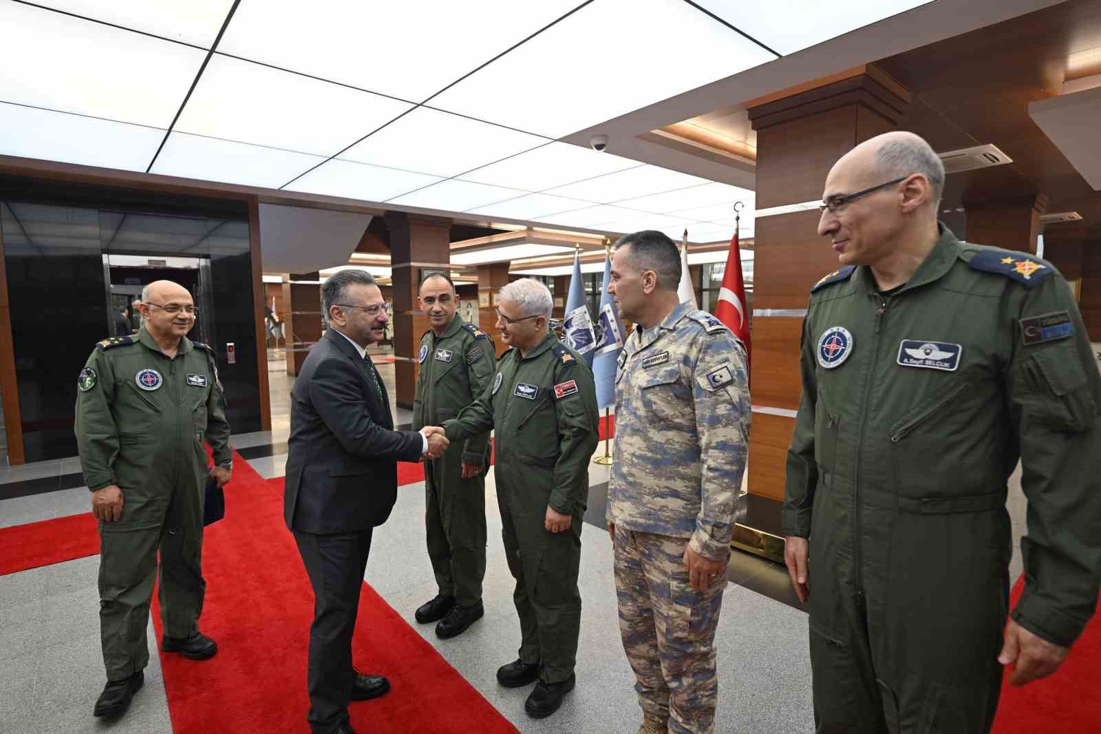 Vali H&uuml;seyin Aksoy&rsquo;dan Muharip Hava Kuvveti Komutanlığı&rsquo;na veda ziyareti
