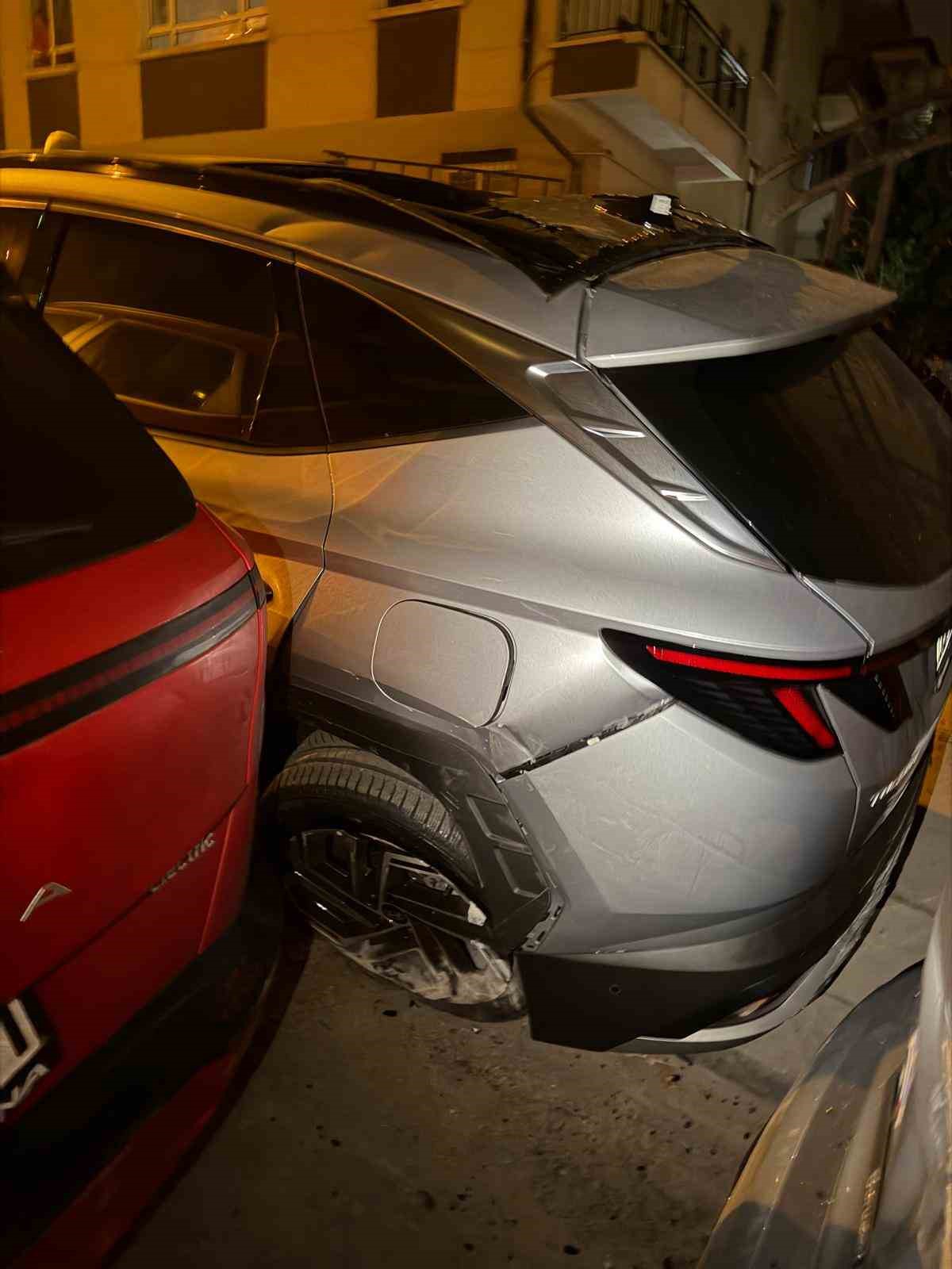 Hafriyat kamyonunun bah&ccedil;edeki 4 araca &ccedil;arptığı kaza kameda
