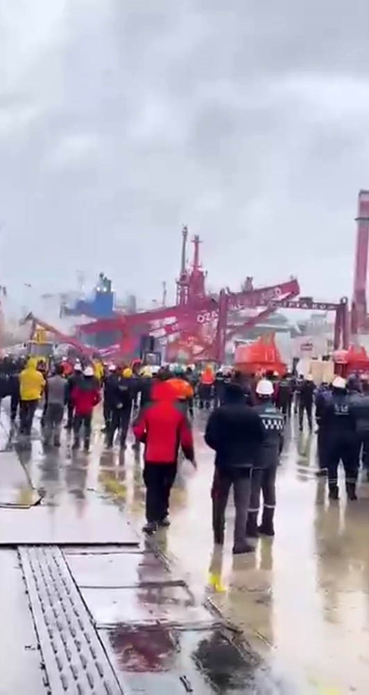 Tuzla&rsquo;da kule vin&ccedil; r&uuml;zgarın etkisiyle devrildi
