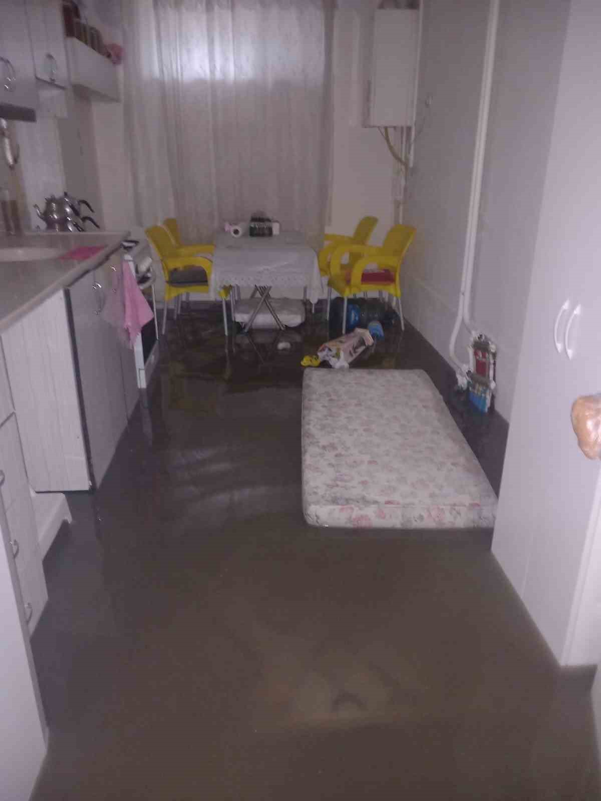 Sağanak yağış Manisa&rsquo;da su baskınlarına neden oldu
