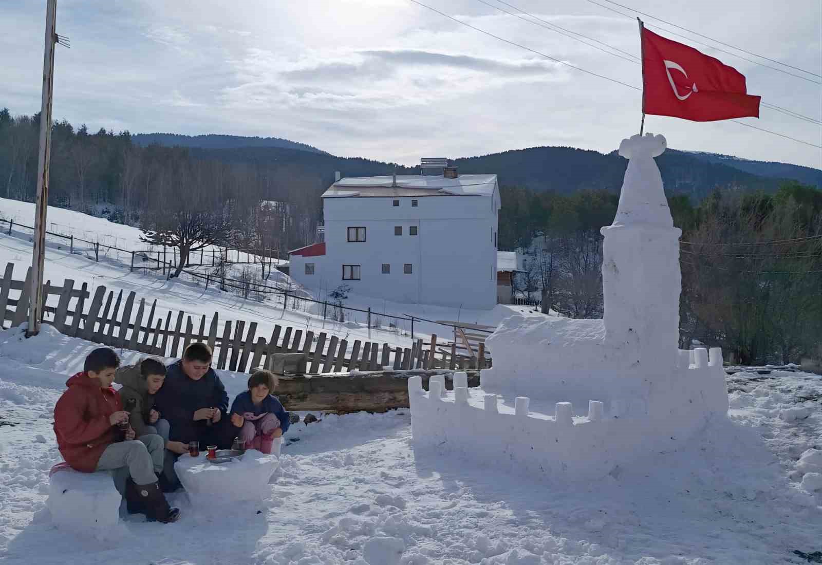 Vali Şimşek, kardan &lsquo;Kız Kulesi&rsquo; yapan amca ve yeğenleri makamında ağırladı
