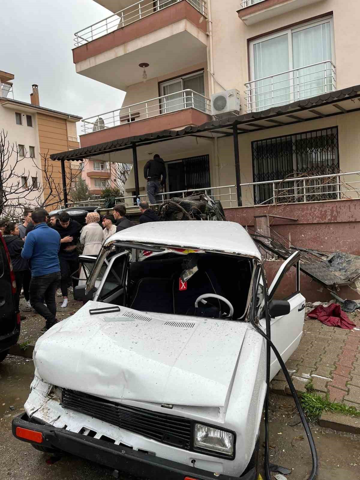 İzmir&rsquo;de otomobil apartmanın bah&ccedil;esine u&ccedil;tu: 1&rsquo;i ağır 6 yaralı
