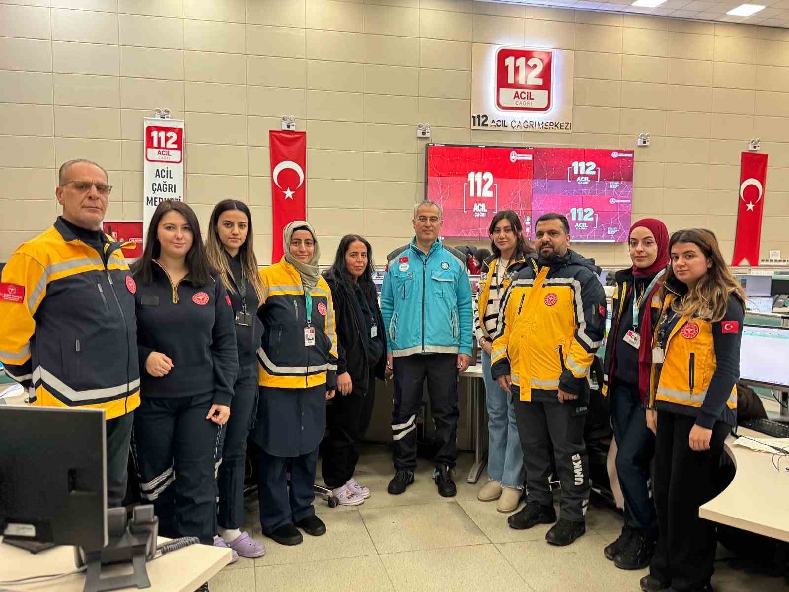 Sağlık çalışanları yoğun kar yağışında sahada görev başında