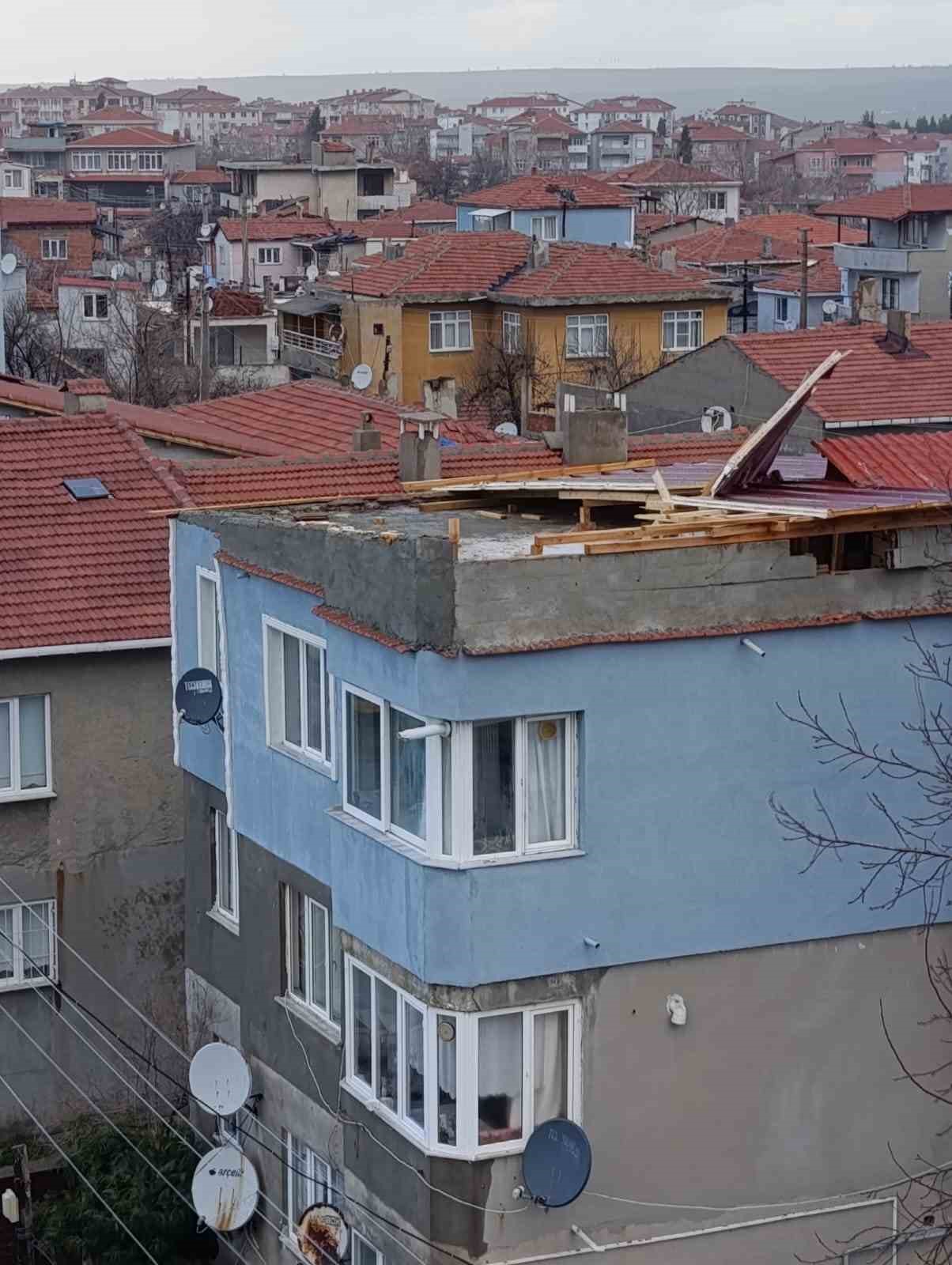 Keşan&rsquo;da tekne battı, &ccedil;atılar u&ccedil;tu, iş yerleri hasar g&ouml;rd&uuml;
