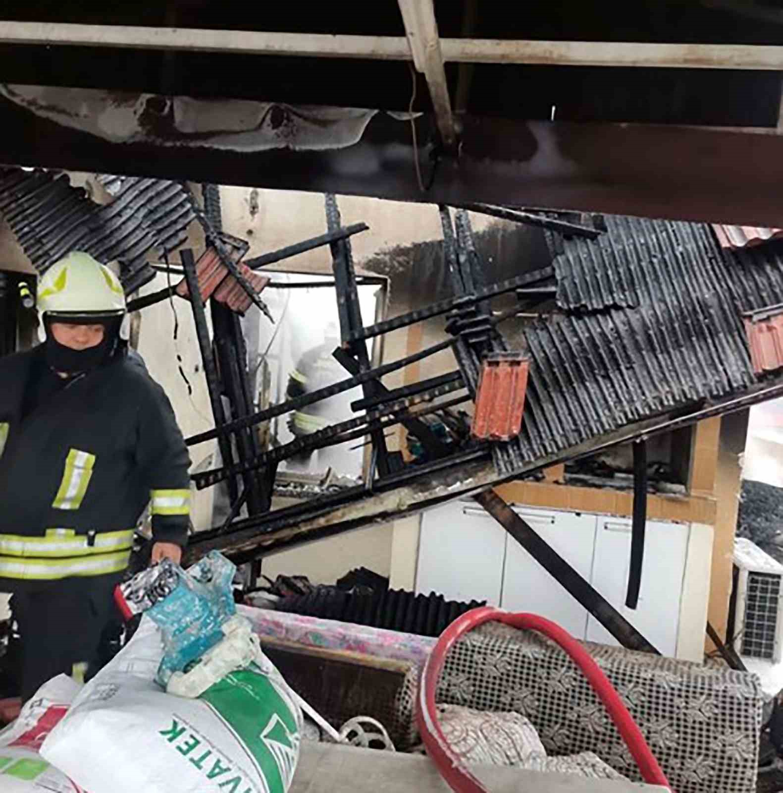 Köyceğiz’de çatıda balyan yangında ev tamamen yandı