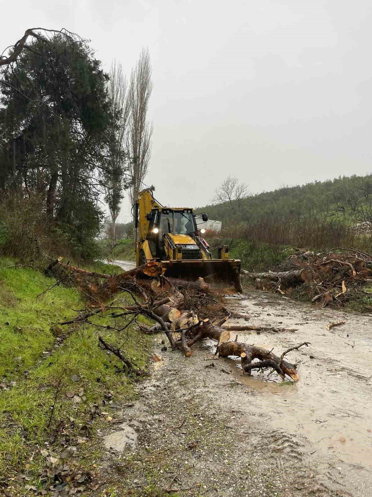 Osmangazi Belediyesi&rsquo;nden lodosa karşı etkin m&uuml;dahale
