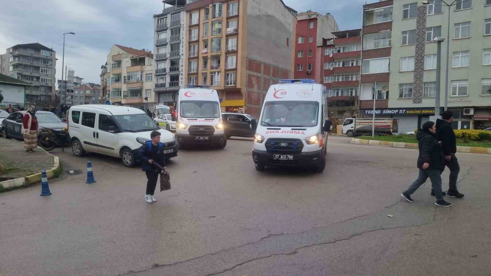 Sinop&rsquo;ta otomobil ile motosiklet &ccedil;arpıştı: 1 yaralı
