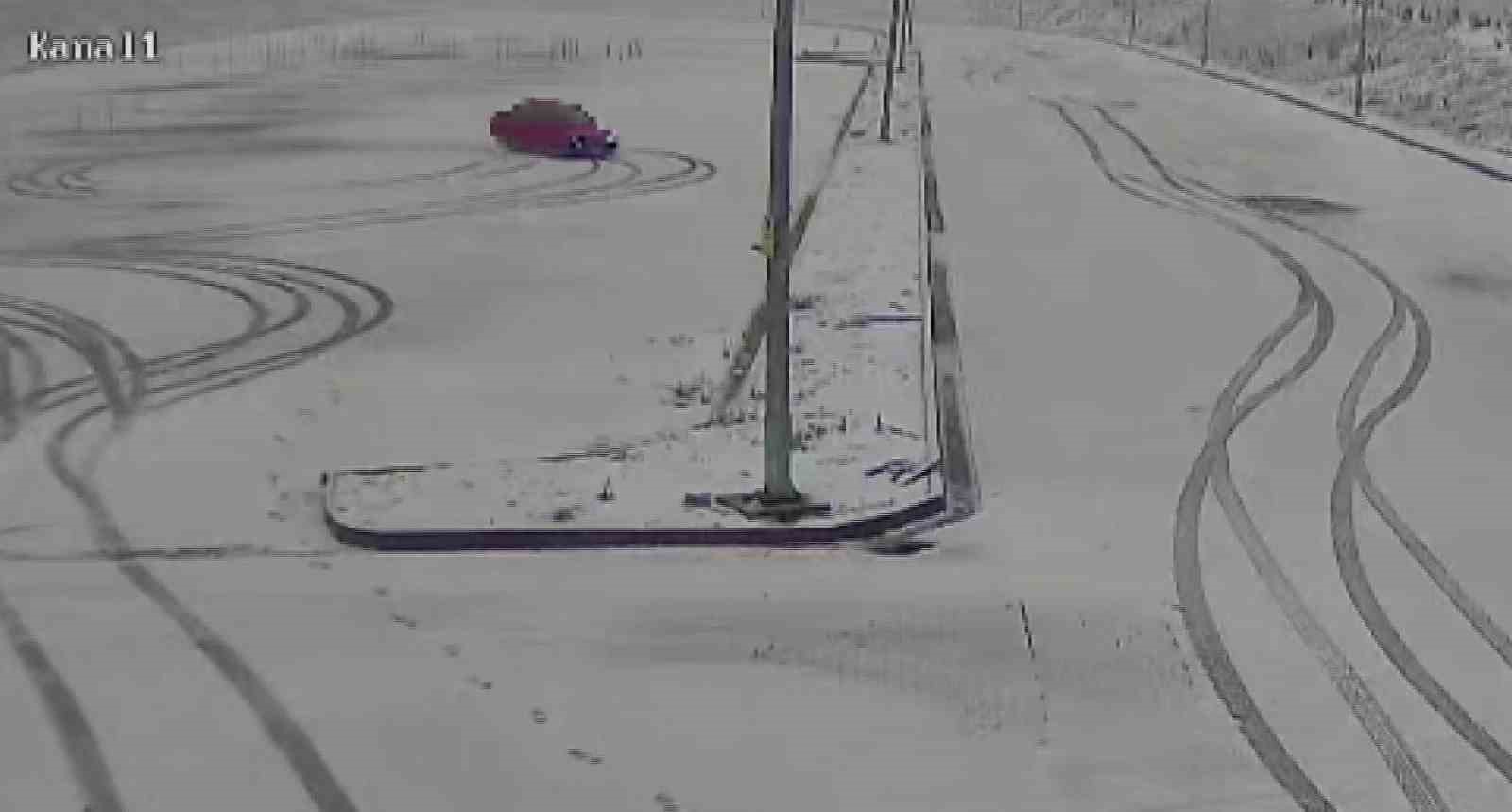 Karla kaplı sınav parkurunda drift yaptılar, kameraya yakalandılar