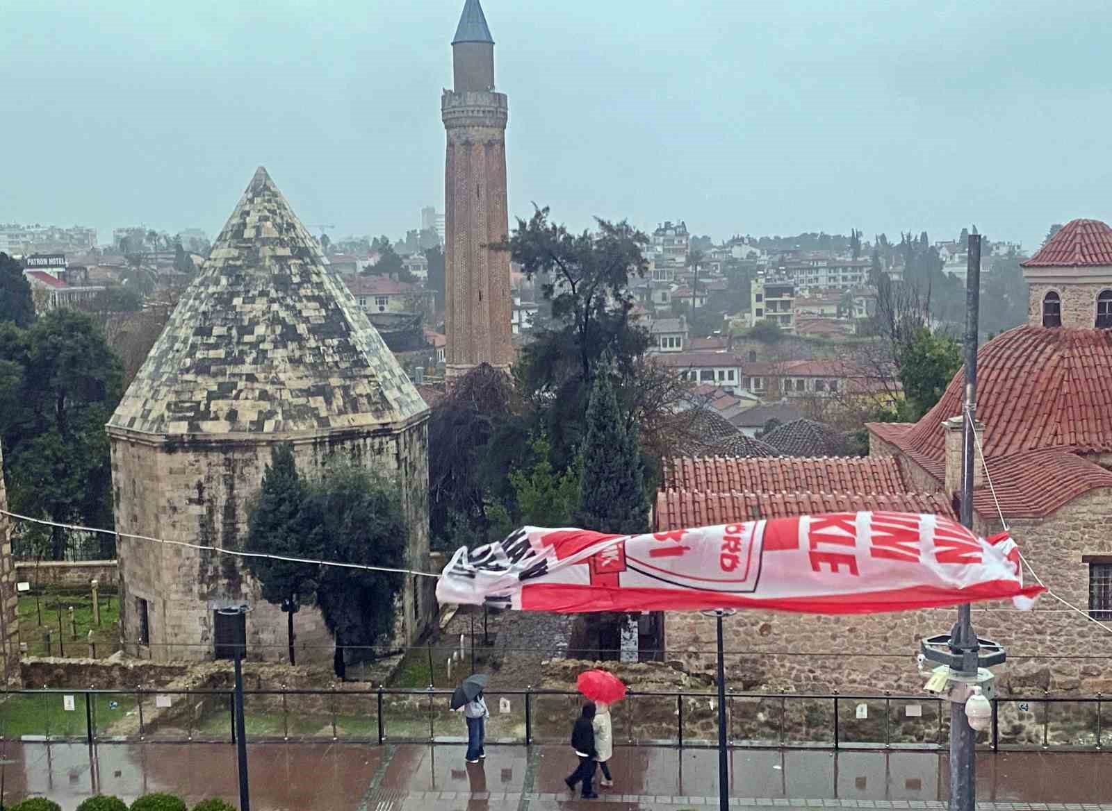 Antalya’da sağanak ve şiddetli rüzgar etkili oldu