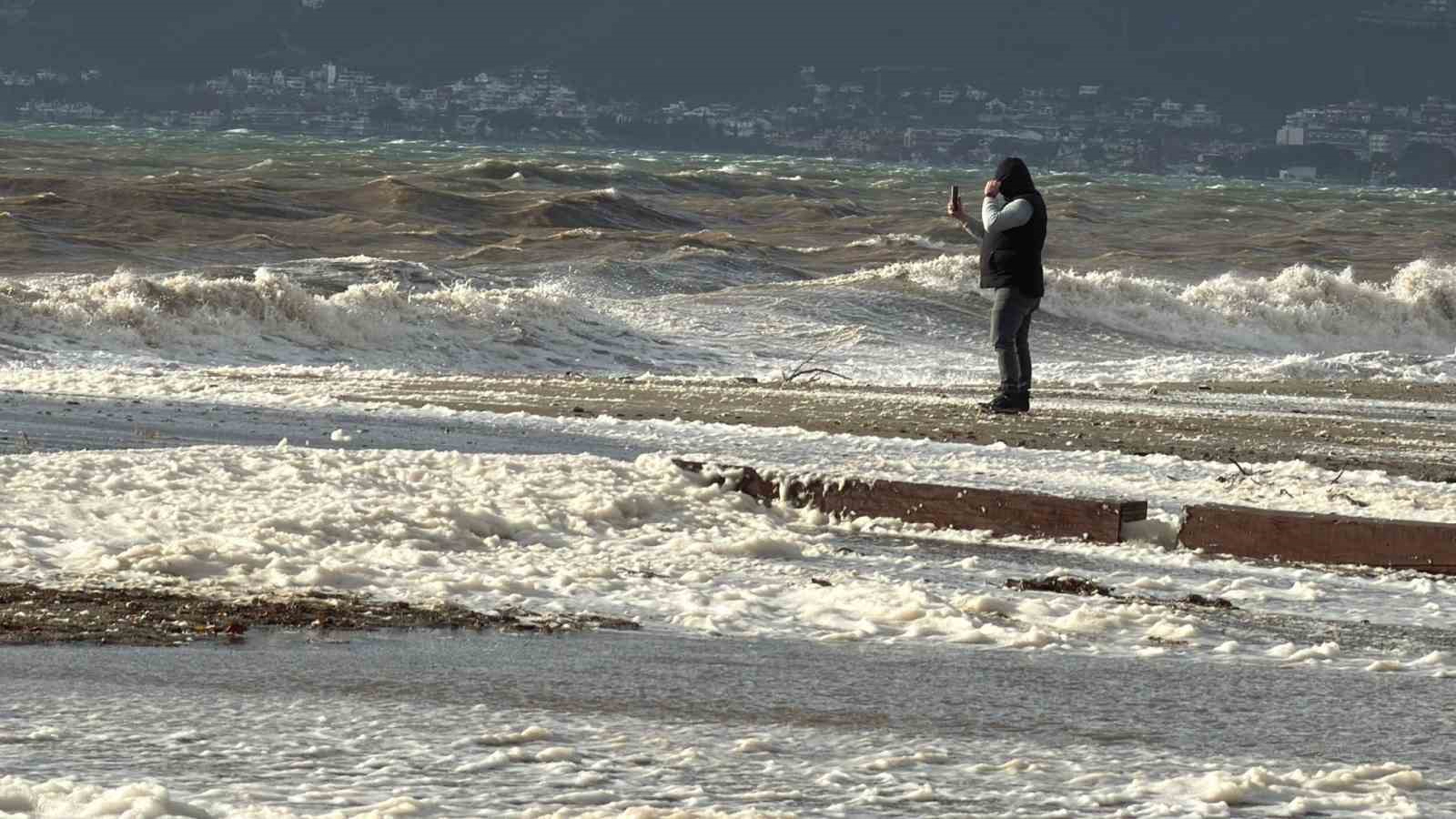 Edremit’te lodos sahili köpükle kapladı