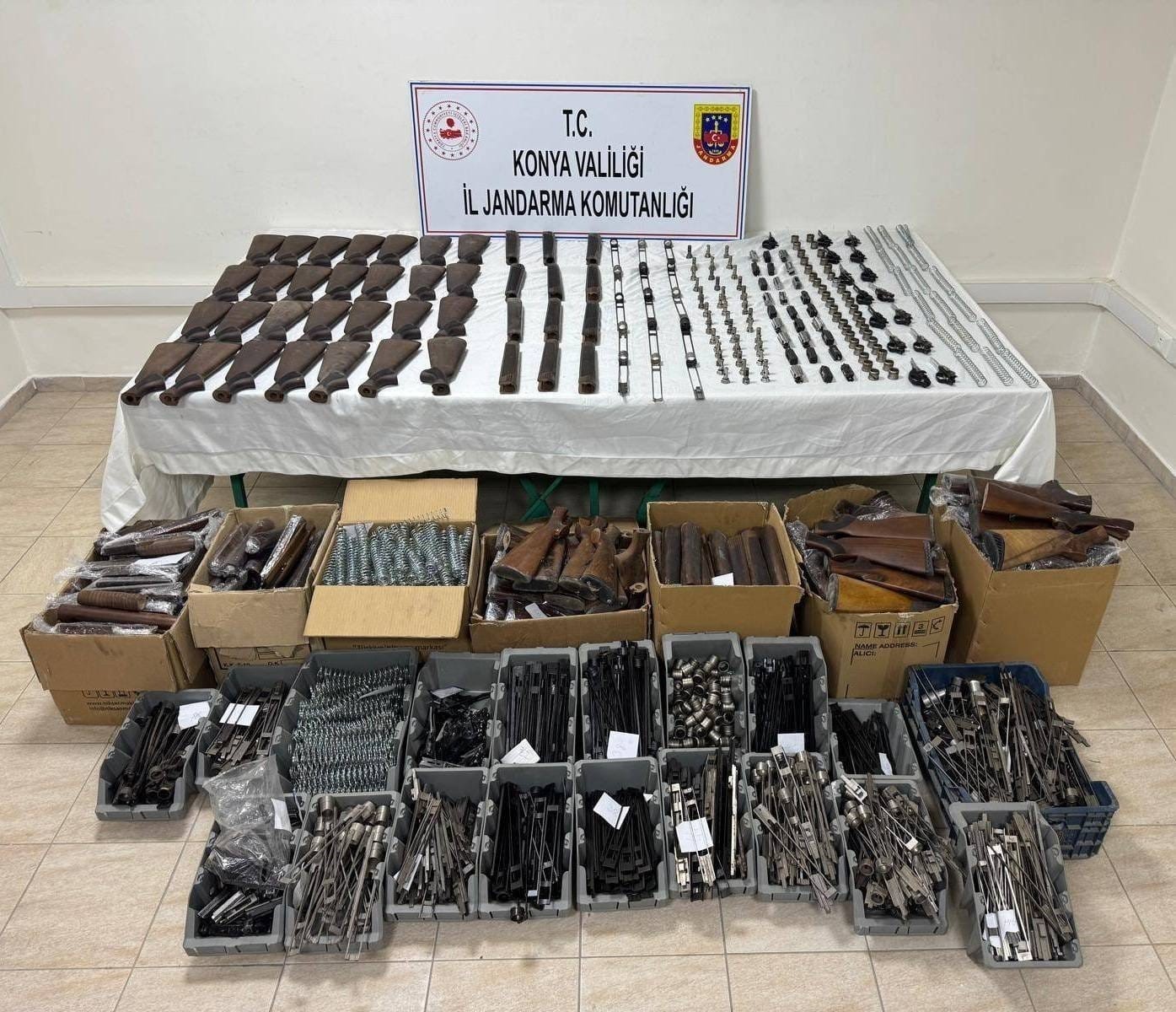 Tabanca ve tüfek parçaları ele geçirildi