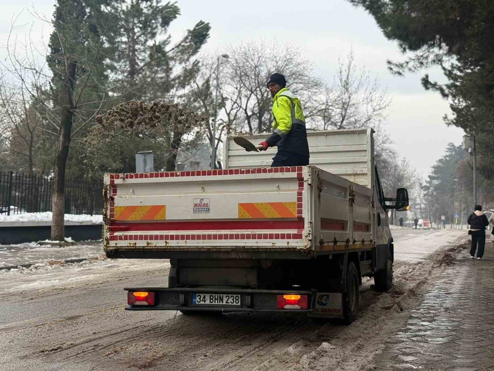 Karab&uuml;k Belediyesi kar temizleme &ccedil;alışmaları s&uuml;r&uuml;yor
