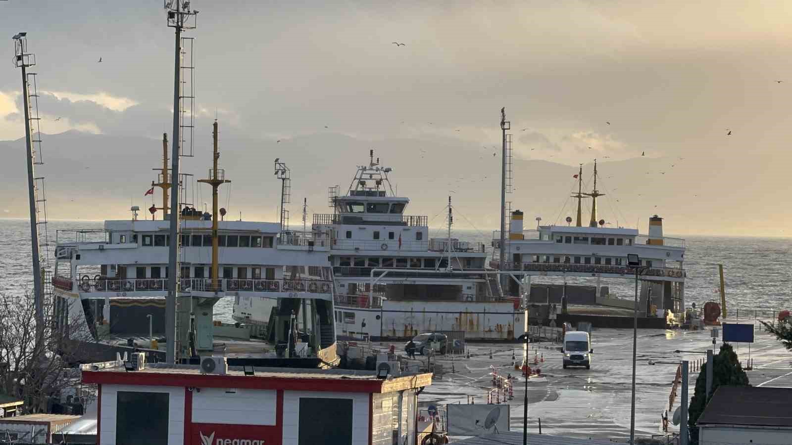 Fırtına sebebiyle Eskihisar-Top&ccedil;ular feribot seferleri durduruldu

