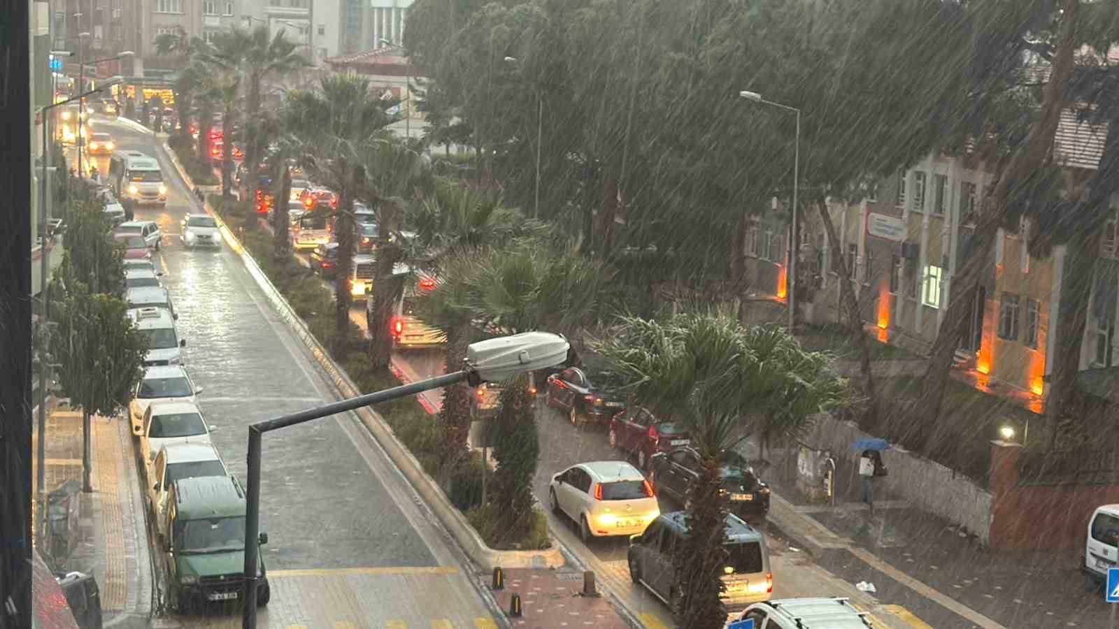 Edremit&rsquo;te dolu ve lodos fırtınası etkili oldu
