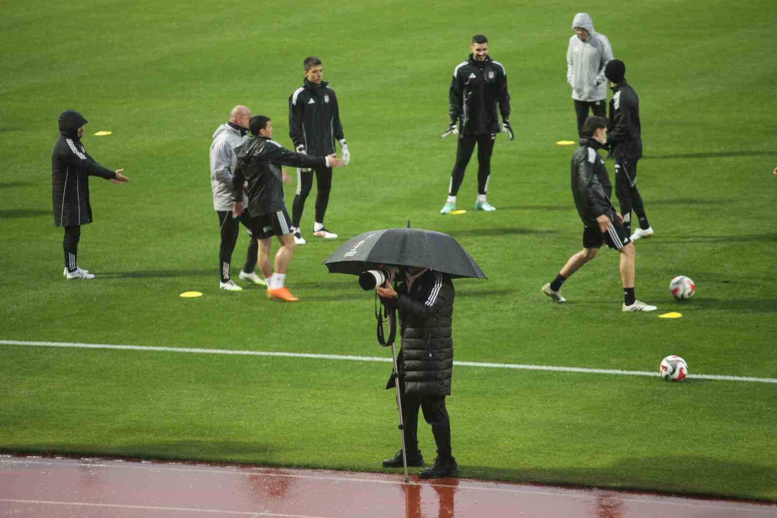 Beşiktaş, yoğun yağış ve r&uuml;zgar altında hazırlıklarına devam etti
