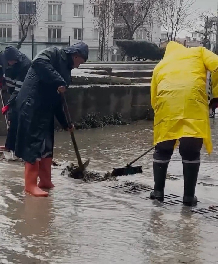 Kırklareli&rsquo;nde şiddetli yağış hayatı fel&ccedil; etti: Başkan Bulut sular i&ccedil;inde şiir okudu
