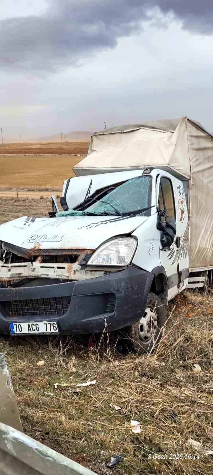Fırtına kamyoneti devirip römorku karşı şeride fırlattı: O anlar kamerada