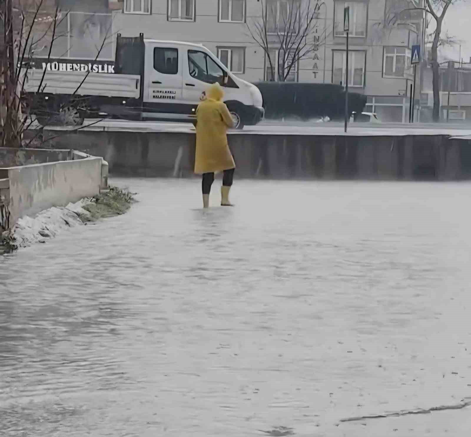 Kırklareli&rsquo;nde sağanak yağış hayatı olumsuz etkiledi: Cadde ve sokaklar g&ouml;le d&ouml;nd&uuml;
