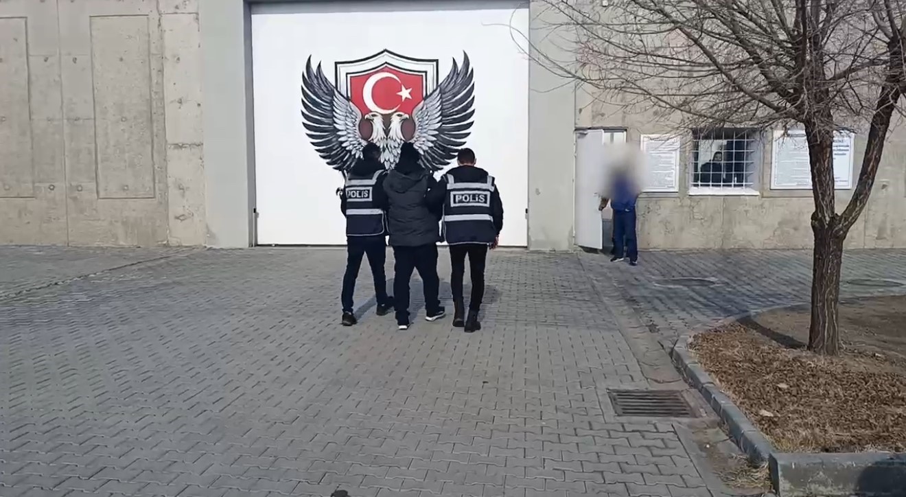 Iğdır&rsquo;da uluslararası seviyede aranan h&uuml;k&uuml;ml&uuml; sınır kapısında yakalandı
