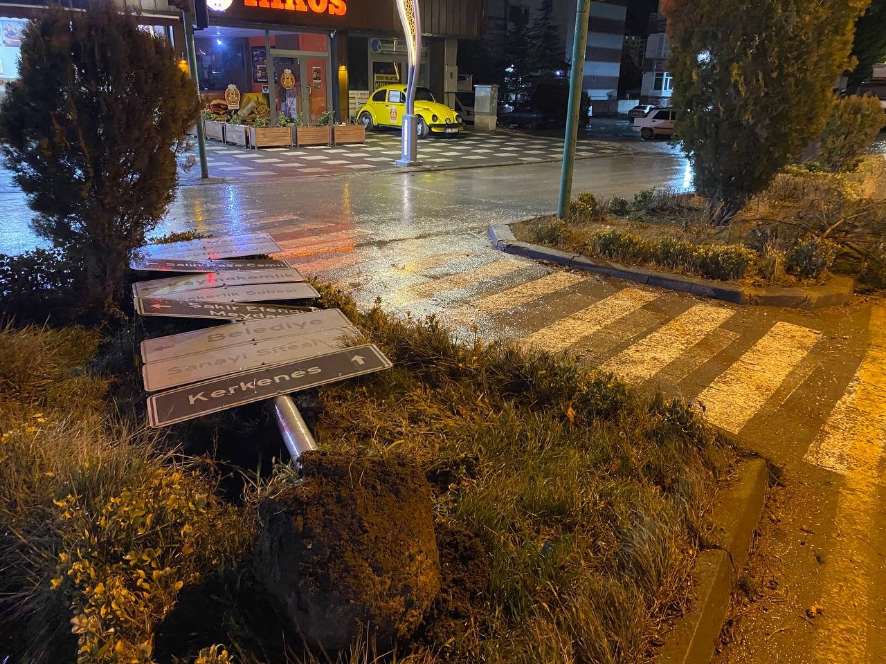 Yozgat&rsquo;ta fırtına &ccedil;atıları u&ccedil;urdu
