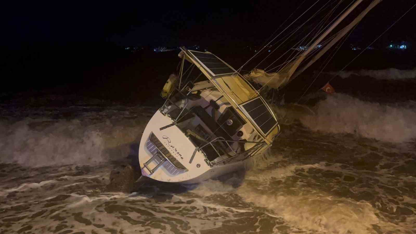 Fırtına milyonluk tekneyi karaya s&uuml;r&uuml;kledi
