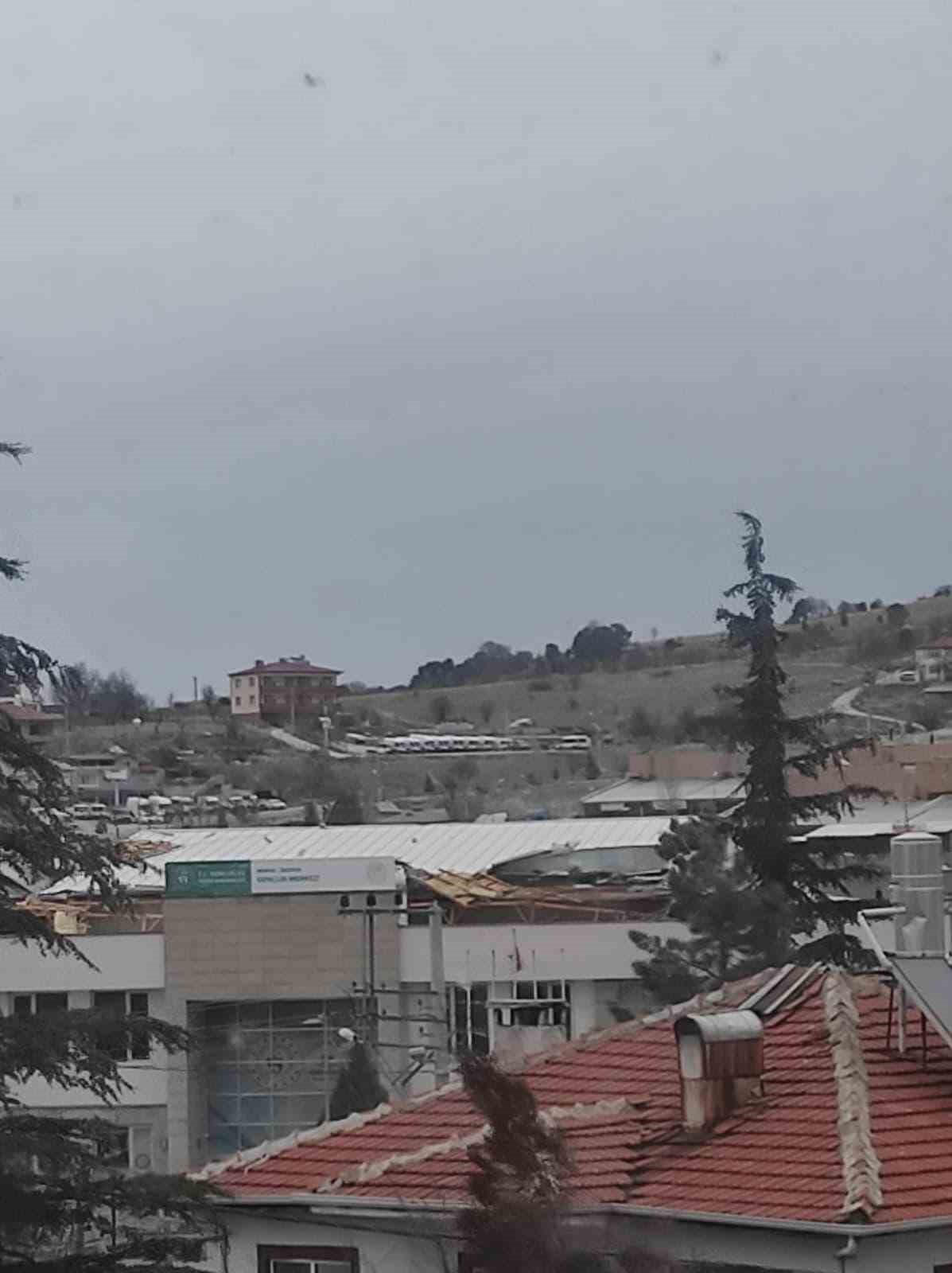 Bozkır&rsquo;da fırtına &ccedil;atıları u&ccedil;urdu, ağa&ccedil;ları devirdi
