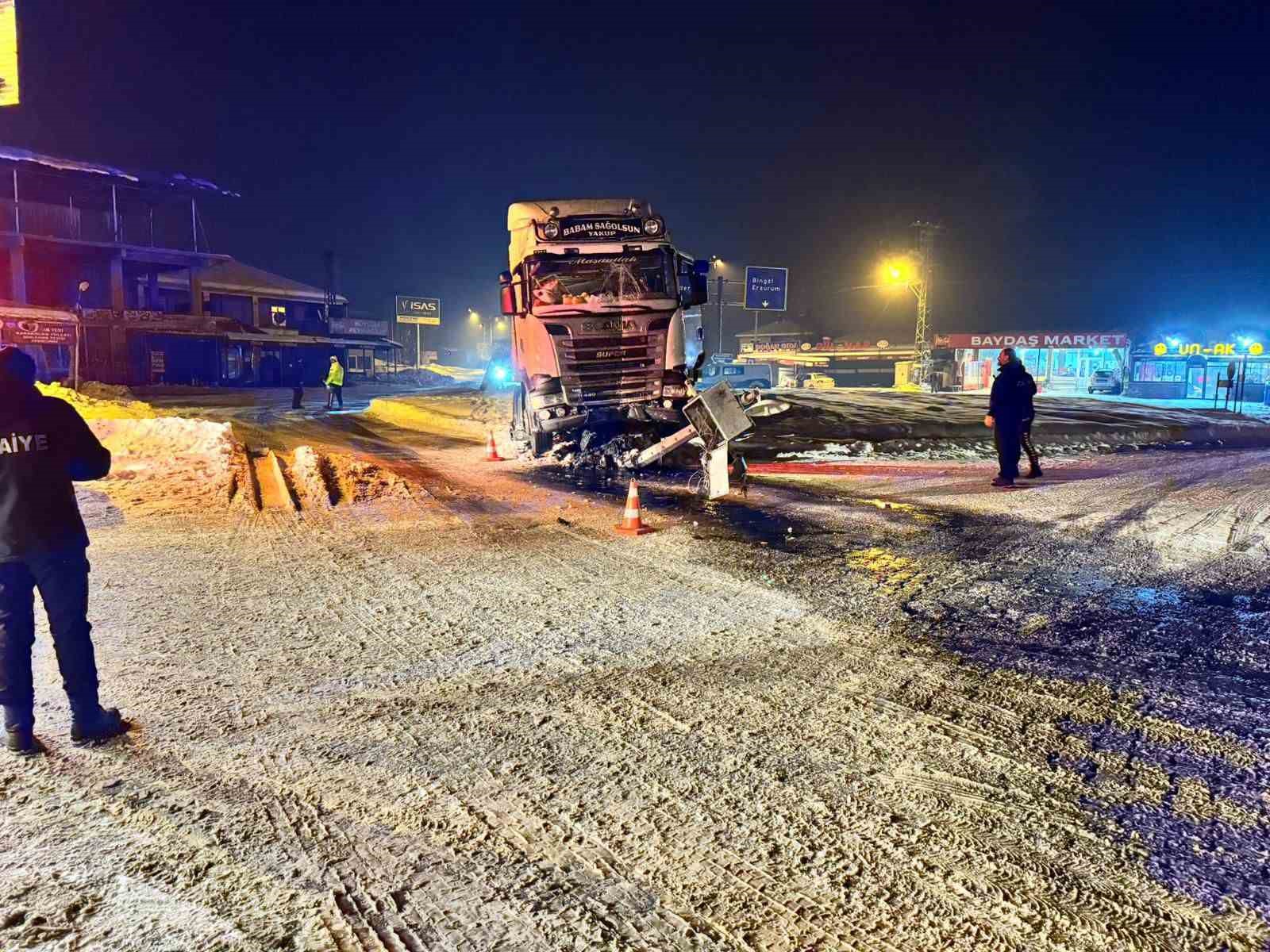 Elazığ&rsquo;da tır kavşaktaki ref&uuml;je &ccedil;ıktı:  1 yaralı

