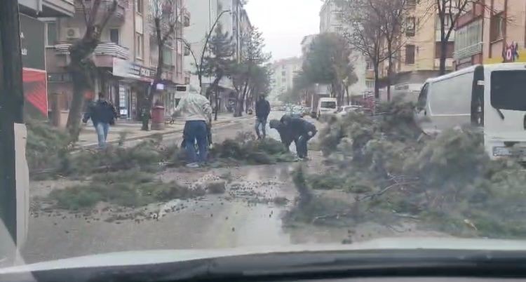 Isparta&rsquo;da sağanak ve fırtına hayatı olumsuz etkiledi
