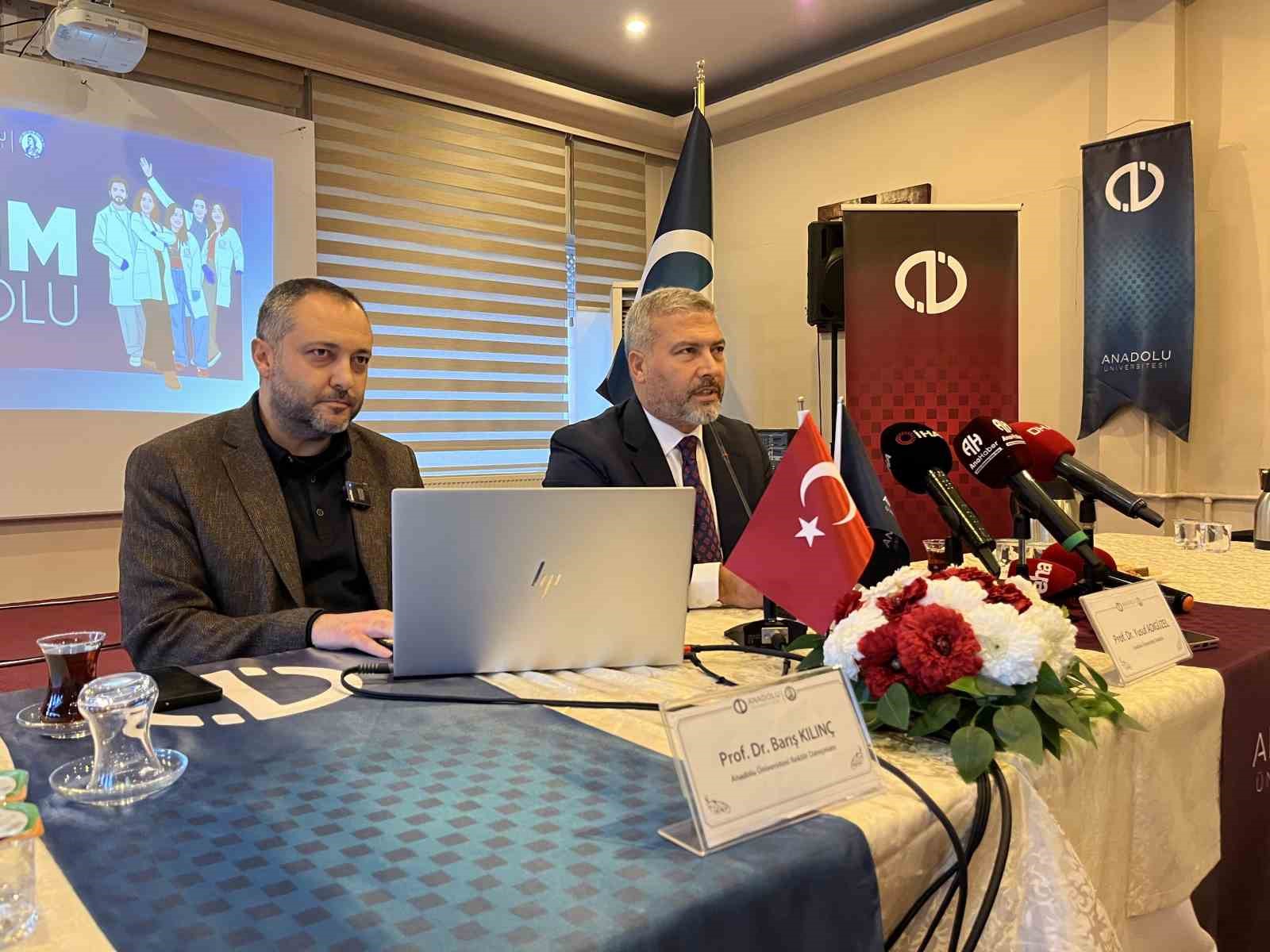 Anadolu &Uuml;niversitesi Rekt&ouml;r&uuml; Adıg&uuml;zel, basın mensuplarıyla buluştu
