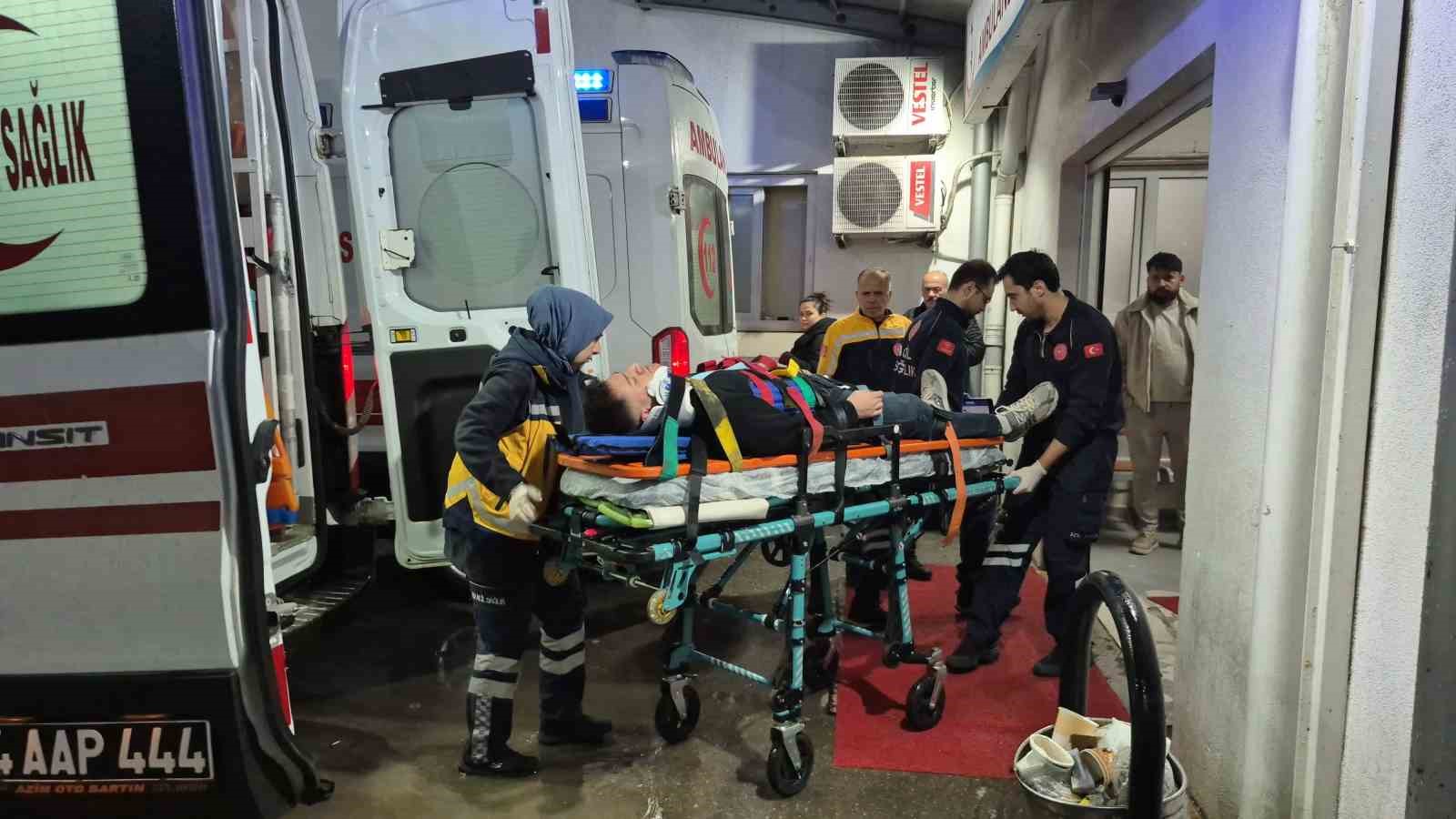 Bartın&rsquo;da sağanak yağış kazayı beraberinde getirdi: 2 yaralı
