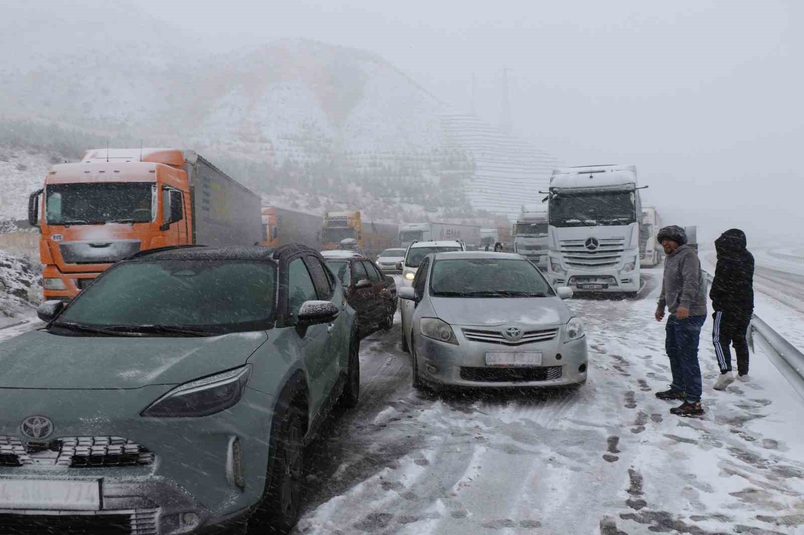 Meteorolojiden Bayburt i&ccedil;in kuvvetli kar ve fırtına uyarısı
