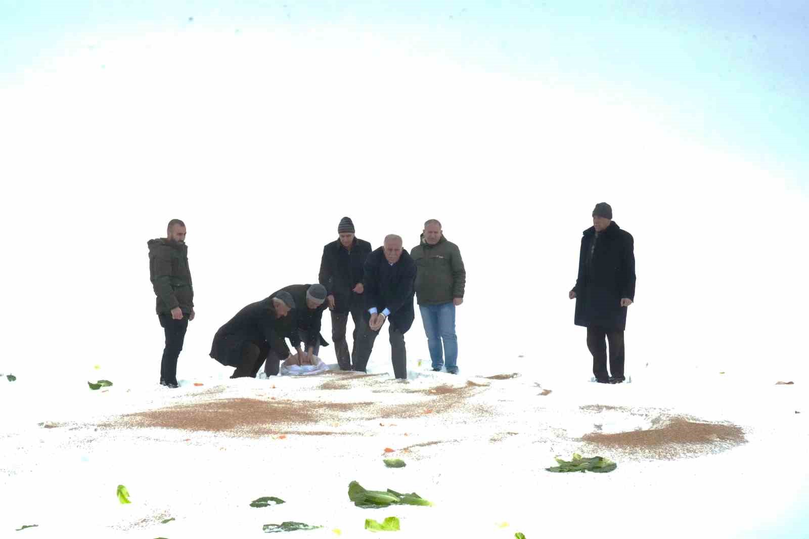 Muş&rsquo;ta yaban hayvanları i&ccedil;in doğaya yem bırakıldı
