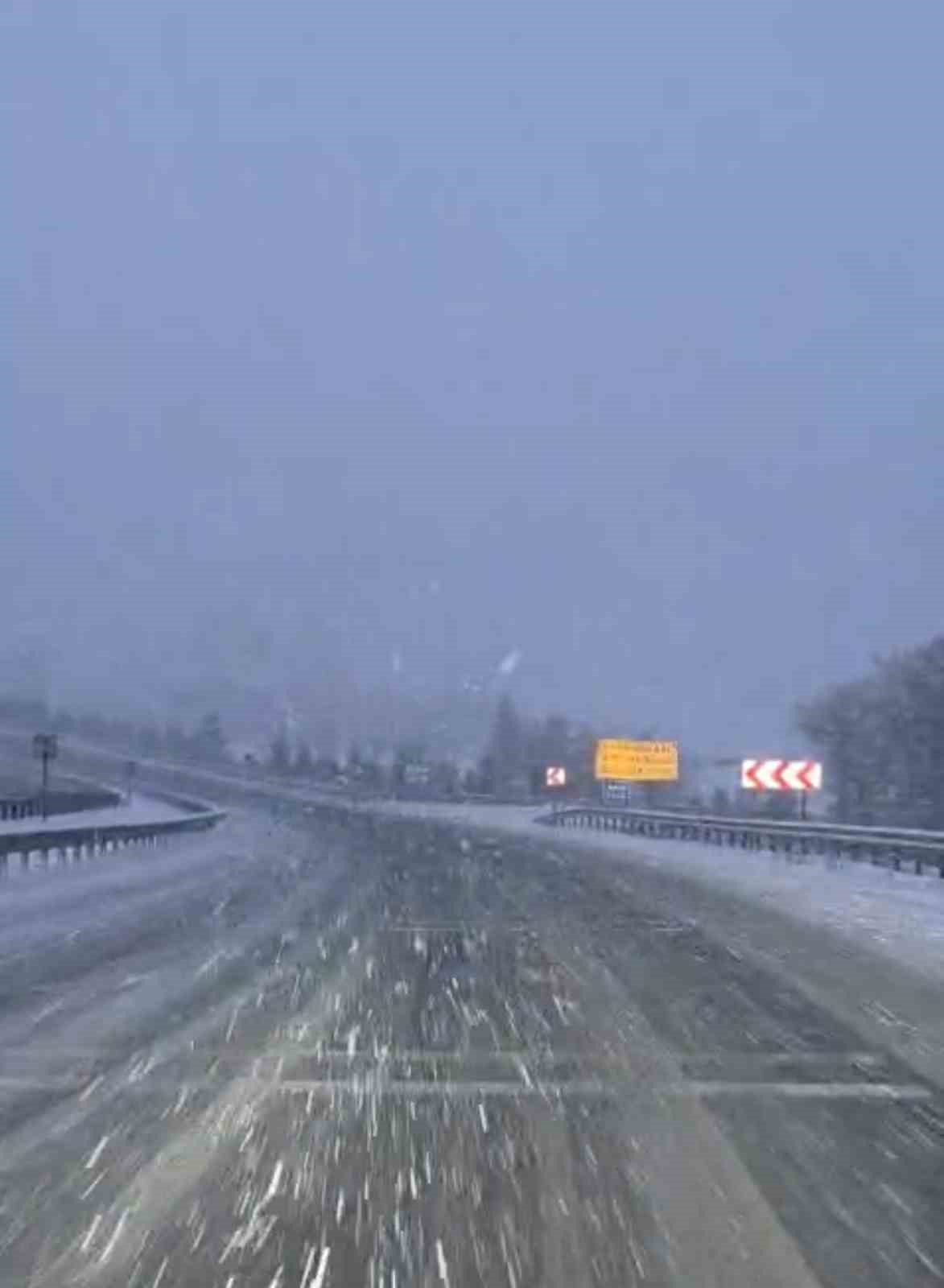 Karadeniz&rsquo;i İstanbul&rsquo;a bağlayan yolda kar yağışı etkili oluyor
