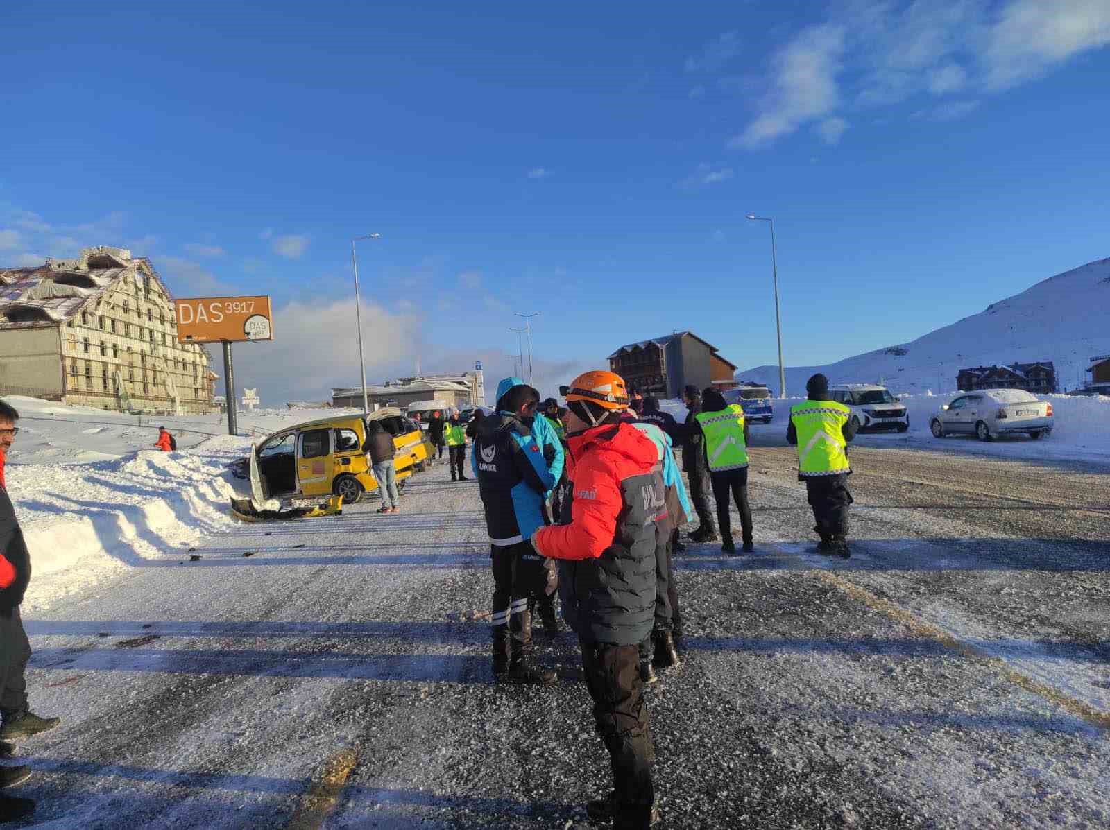 Taksiyle yolcu minib&uuml;s&uuml; &ccedil;arpıştı: 16 yaralı
