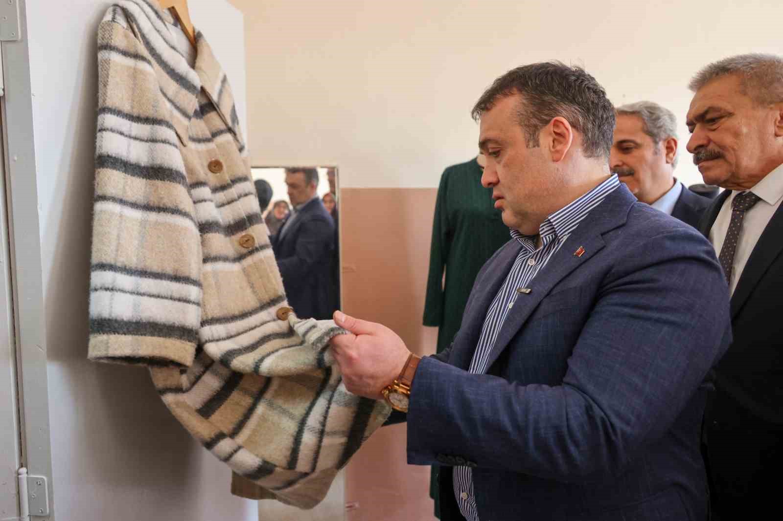 Vali S&ouml;zer G&ouml;lpazarı Halk Eğitim Merkezi&rsquo;nde incelemelerde bulundu
