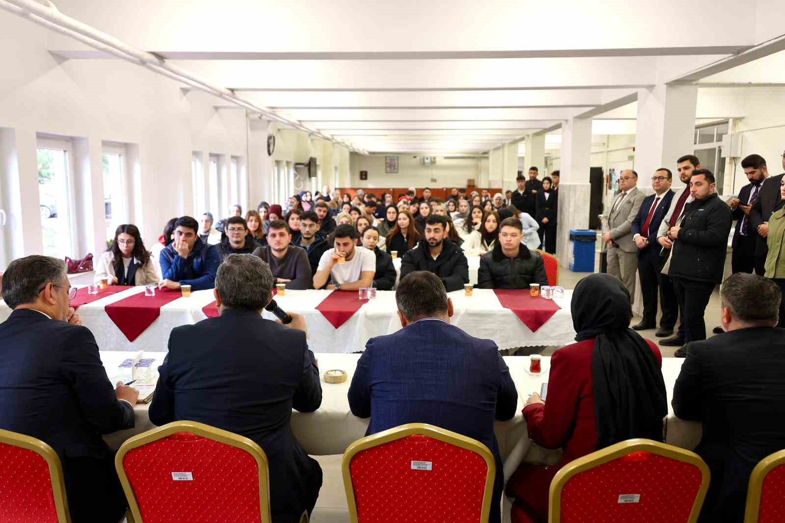 Vali S&ouml;zer G&ouml;lpazarı MYO&rsquo;da &ouml;ğrencilerle bir araya geldi
