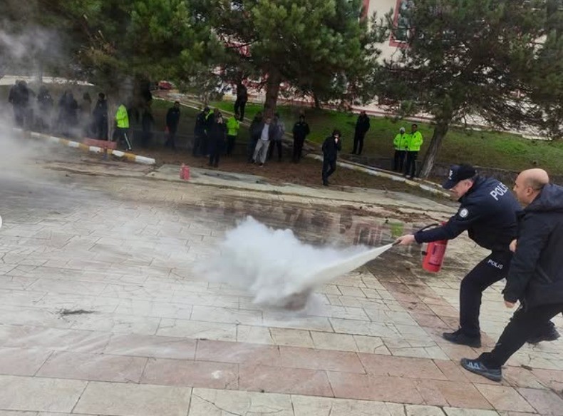 Bilecik Polis Evi&rsquo;nde afet ve yangın farkındalık eğitimi

