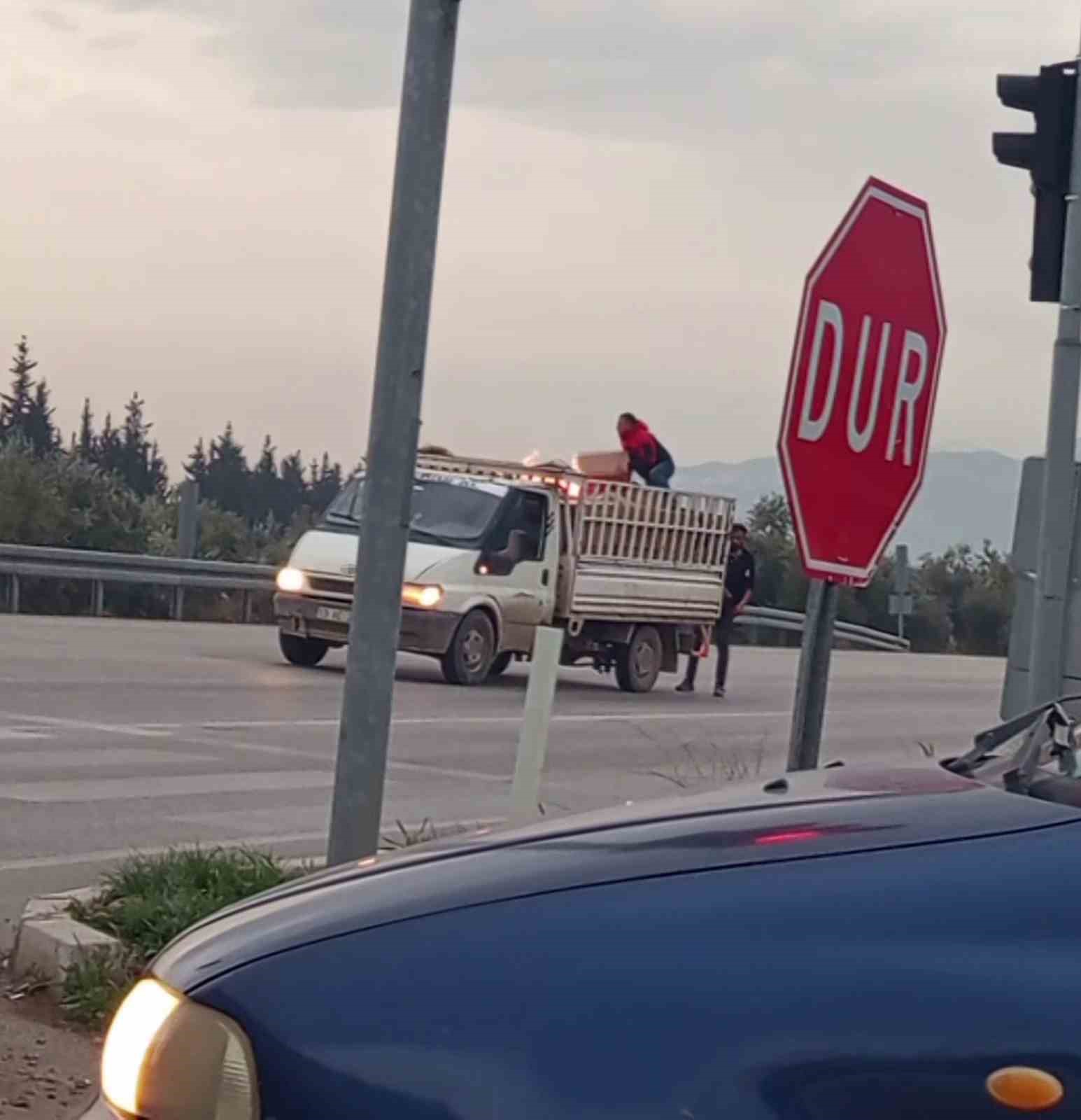 Kamyonetin alevlere teslim olmasının &ouml;n&uuml;ne s&uuml;r&uuml;c&uuml;n&uuml;n gayreti ge&ccedil;ti
