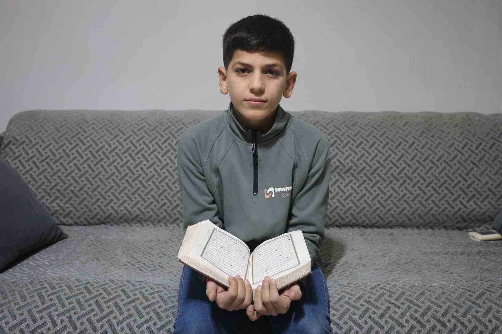 Hafızlık eğitimini tamamlayan 11 yaşındaki çocuk, güzel haberi babasıyla gözyaşları içerisinde paylaştı