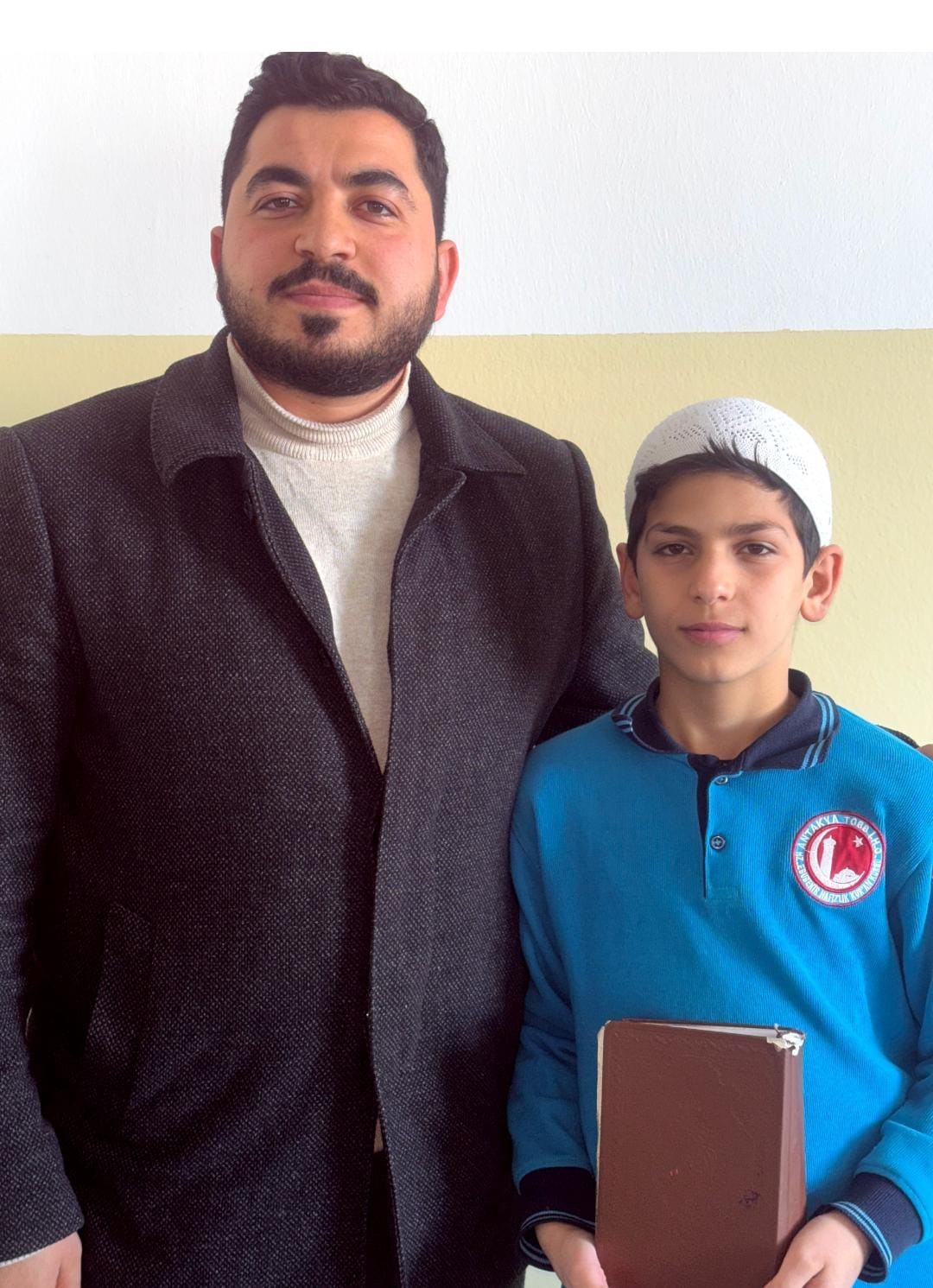 Hafızlık eğitimini tamamlayan 11 yaşındaki &ccedil;ocuk, g&uuml;zel haberi babasıyla g&ouml;zyaşları i&ccedil;erisinde paylaştı
