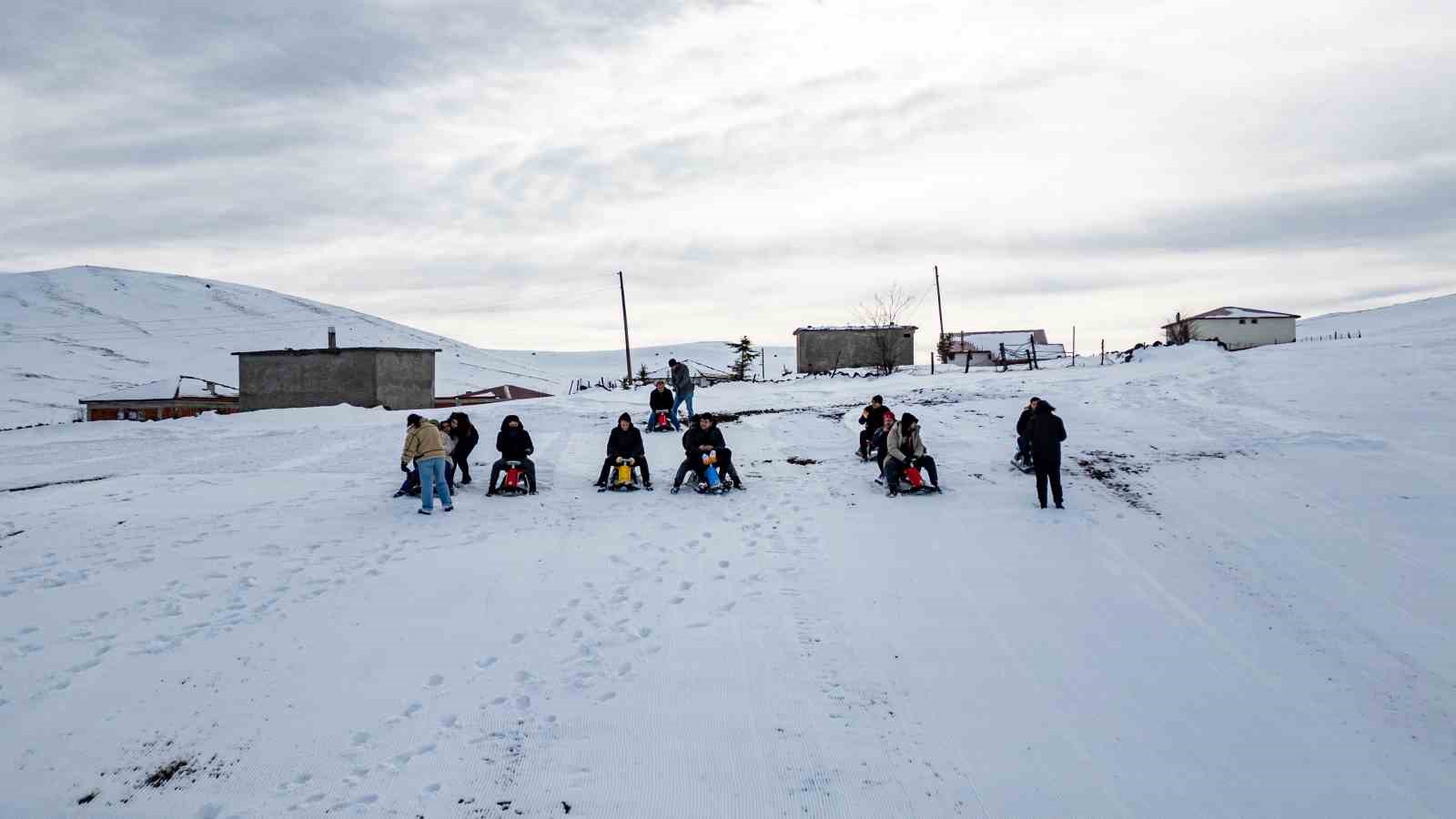 Kar kalınlığı 1 metreye ulaştı, kayak tesisi sezon a&ccedil;ılışına hazırlanıyor
