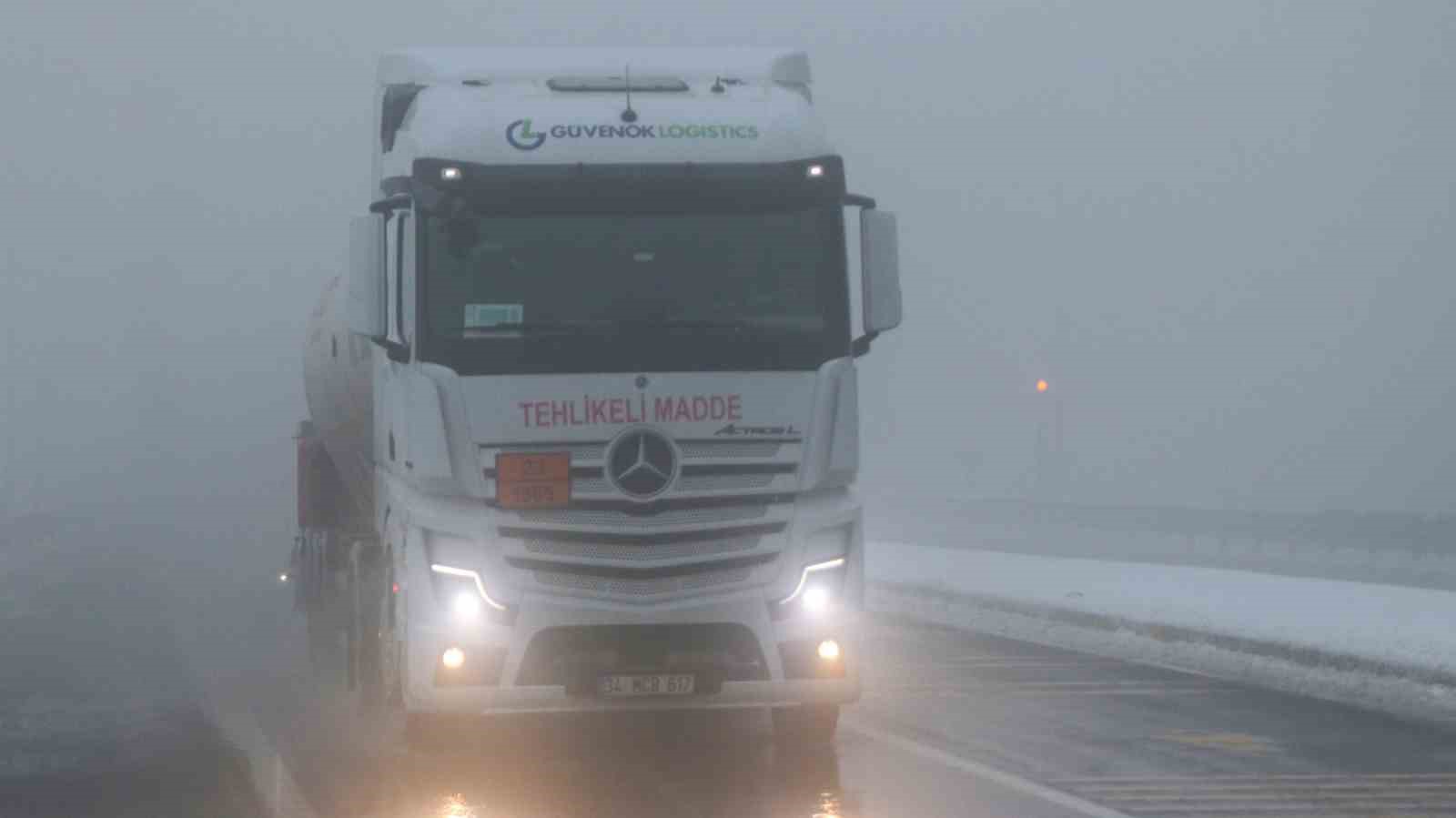 Bolu Dağı&rsquo;nda sis ve hafif kar yağışı etkili oluyor: G&ouml;r&uuml;ş mesafesi 30 metreye d&uuml;şt&uuml;
