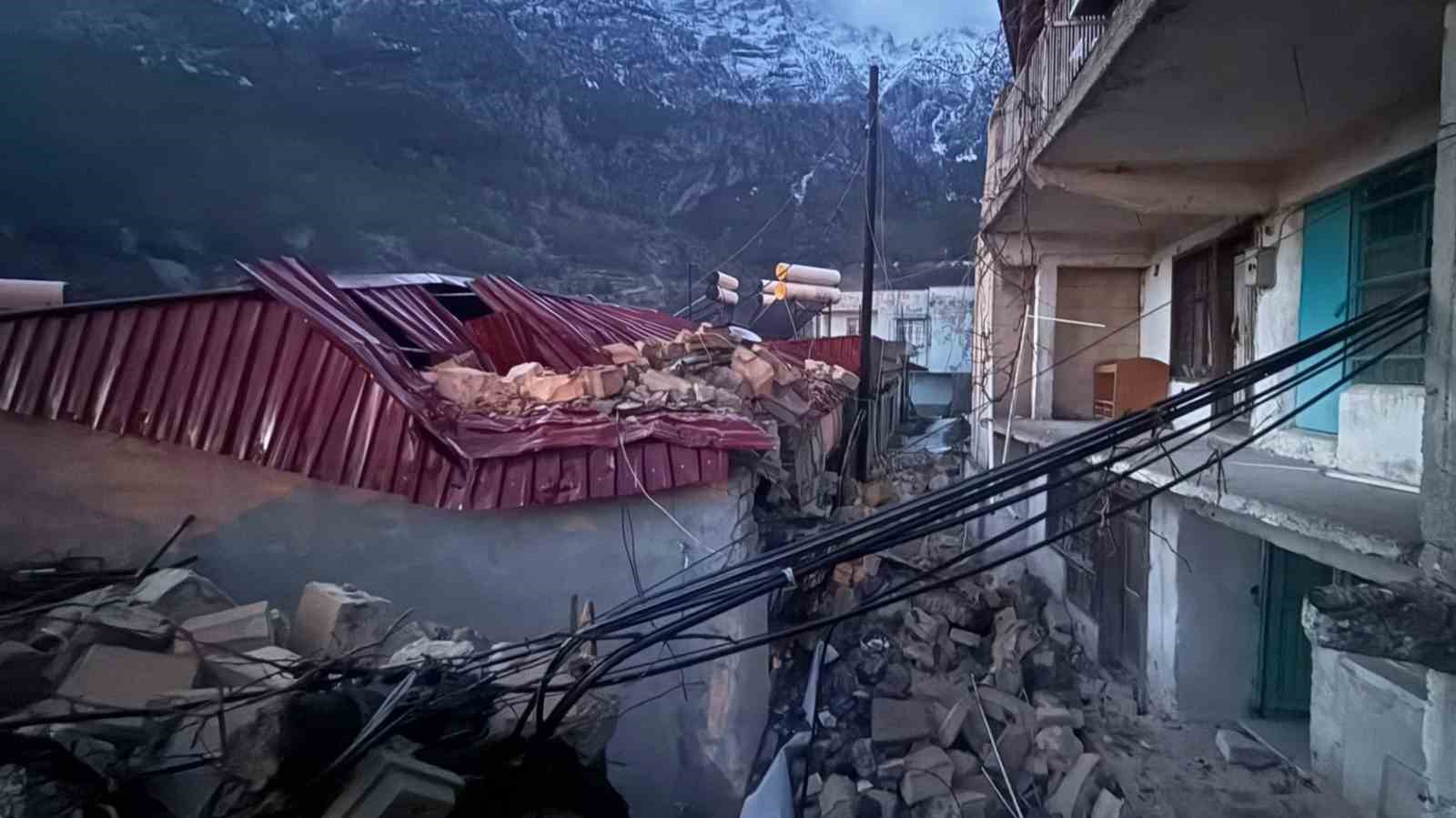 Niğde’de şiddetli rüzgar nedeniyle minare yıkıldı, çatılar uçtu