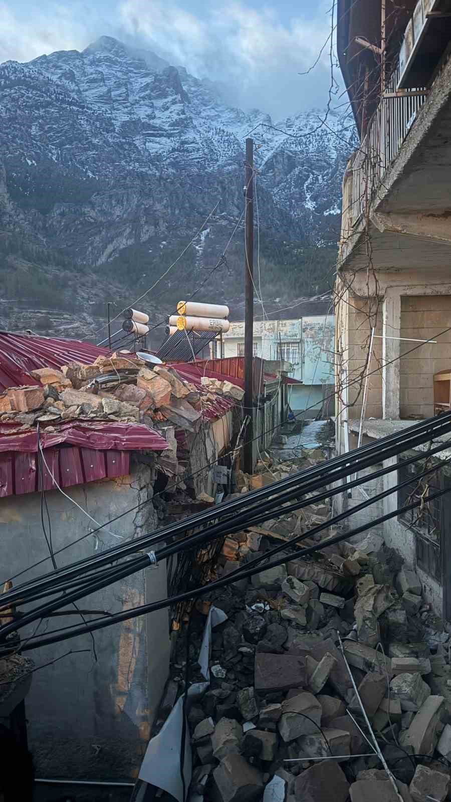 Niğde’de şiddetli rüzgar nedeniyle minare yıkıldı, çatılar uçtu