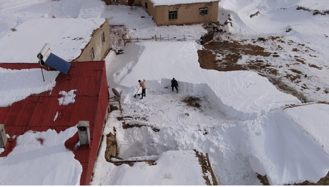 &Ccedil;atak&rsquo;ta kar mesaisi: Vatandaşlar damlarda kar temizlemeye başladı
