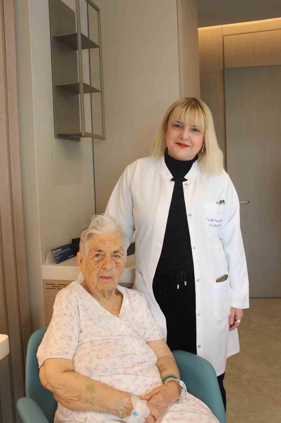 İnme geçiren 93 yaşındaki hasta akut tedaviyle ayağa kalktı
