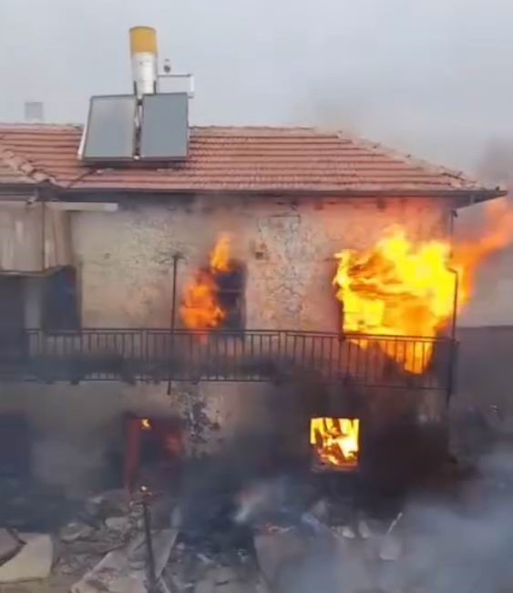 Konya&rsquo;da fırtınada ev ve &ccedil;iftlikteki saman balyaları alev alev yandı
