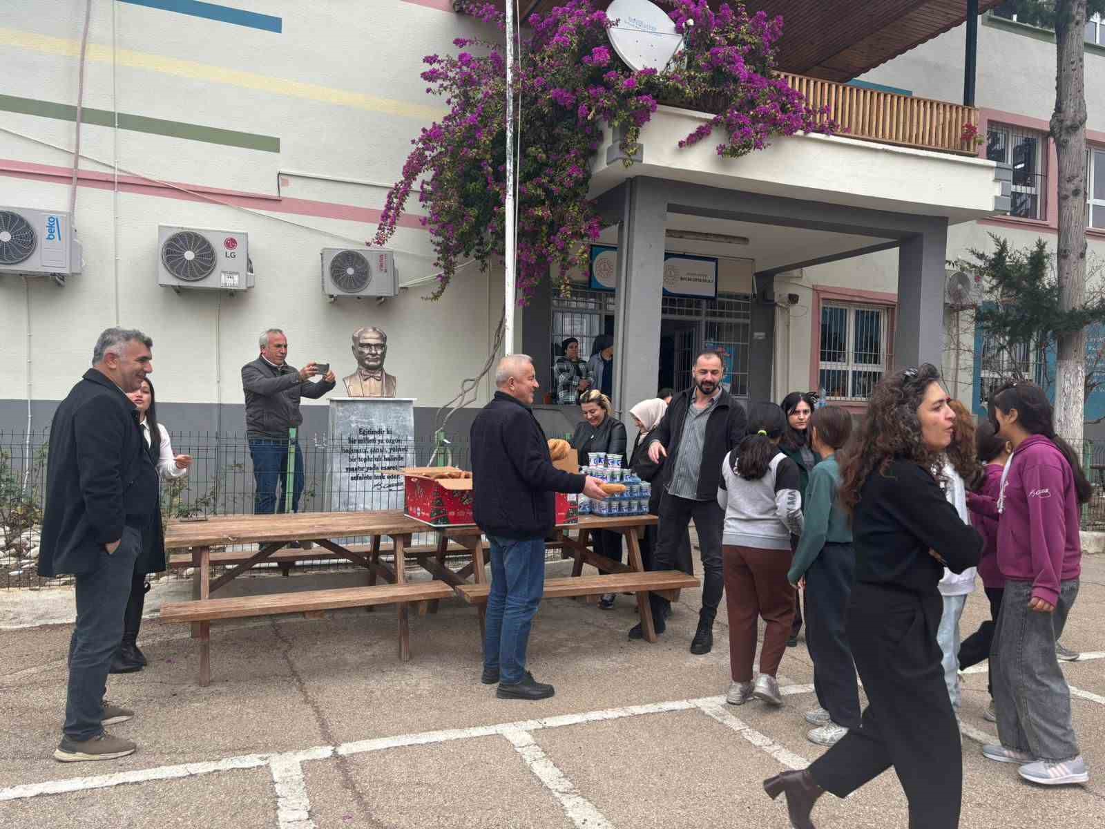 Kozan&rsquo;da şehit aileleri ve gazilerden &ouml;ğrencilere simit ikramı
