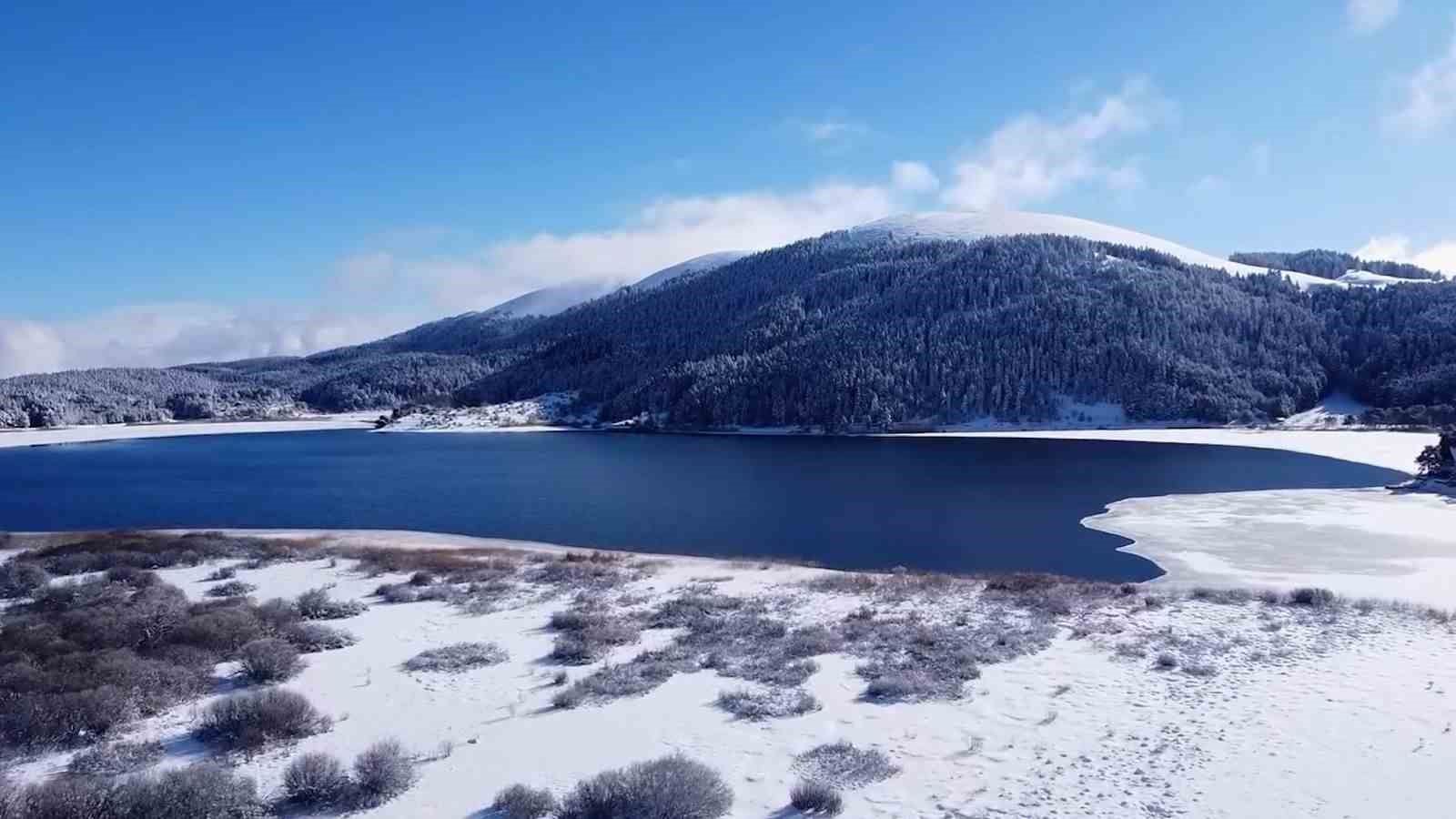Abant Gölü’nde kış güzelliği